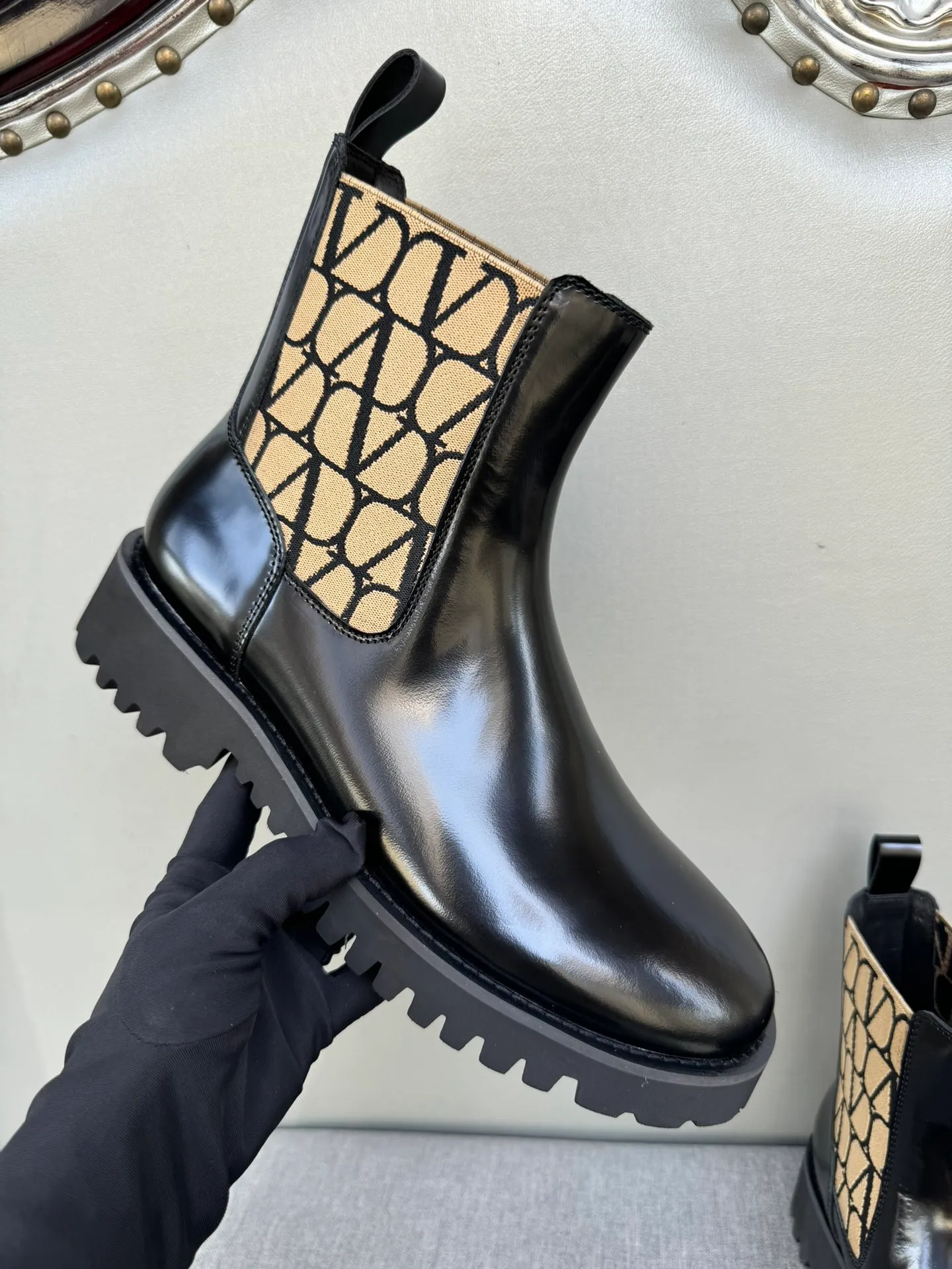 [Valentino] Top P: 1000💰 Size: Men 39-44 (45 customized) Valentino VLTN casual shoes 2025 latest winter series, original 1:1 development Casual men's leather shoes Made with heavy investment, shoes and boots are made of imported cowhide that is not easy to deform, black cowhide lining, original foam outsole, black open edge beads, black suede, brown suede Factory craftsmanship, perfect products are only prepared for you who know taste! Any comparison is welcome!